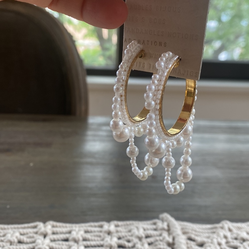 Anthropology woman’s gold and pearls earrings - Picture 6 of 8